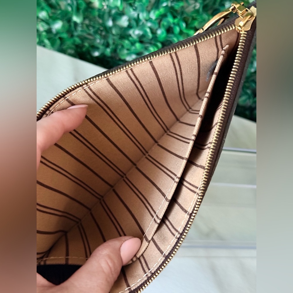 Louis Vuitton Monogram Limited Edition League of Legends Neverfull Pouch - Picture 6 of 7